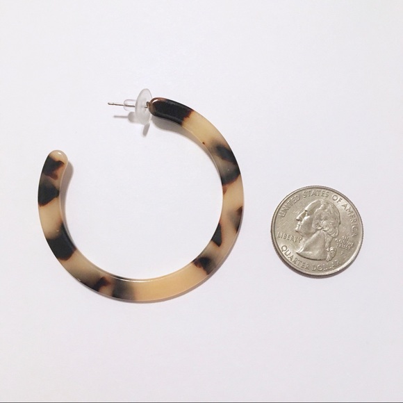 Light Tortoise Acrylic Resin Circle Hoop Earrings - Picture 4 of 6